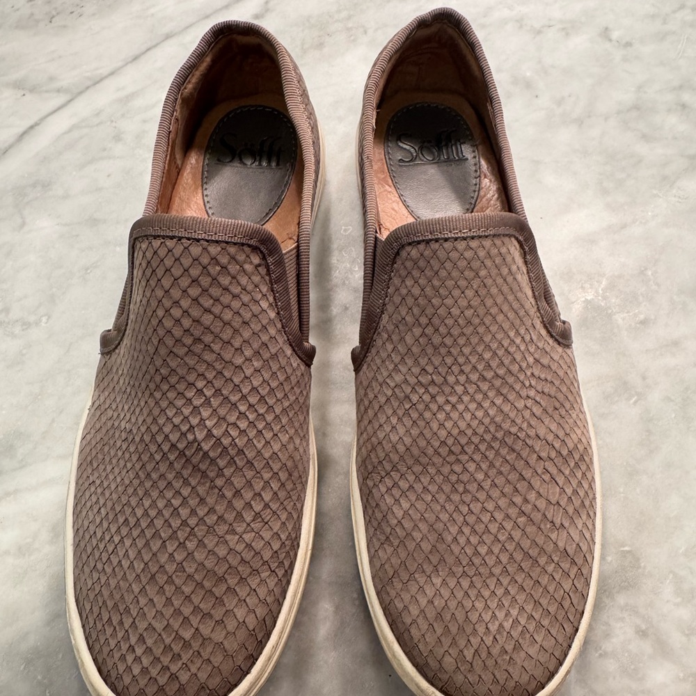 Sofft Snake skin textured leather slides. Women’s size 6.5